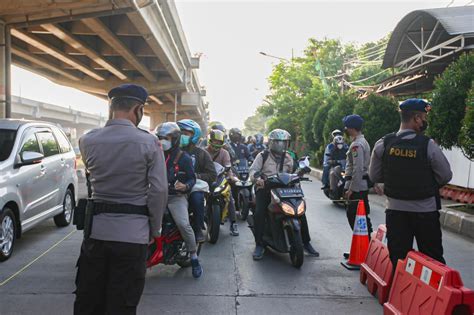 Foto Hari Terakhir Ppkm Level Mobilitas Kendaraan Di Penyekatan