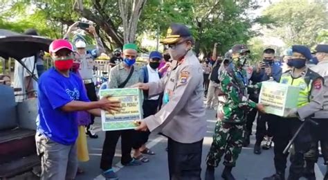 Polda Kalsel Salurkan Paket Sembako Dan Masker Ke Masyarakat