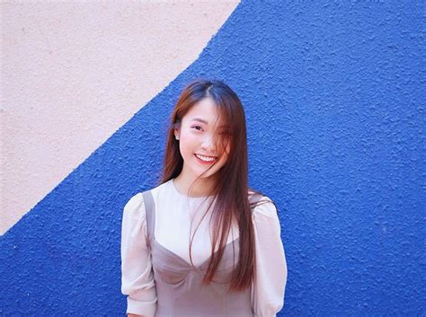 Hot girl thứ tiếng khoe mua ôtô tặng đất bố mẹ khi vừa tuổi