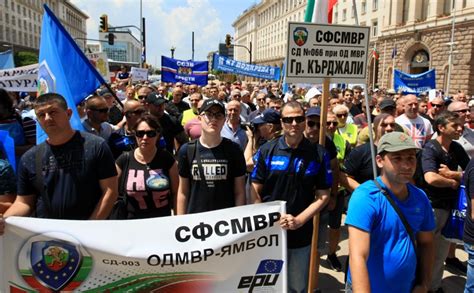 Полицаите питат: Държавата ли ще е най-лошият работодател?