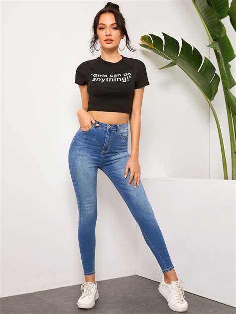 SHEIN Essnce Jeans Con Lavado Ligero De Cintura Alta Con Estiramiento