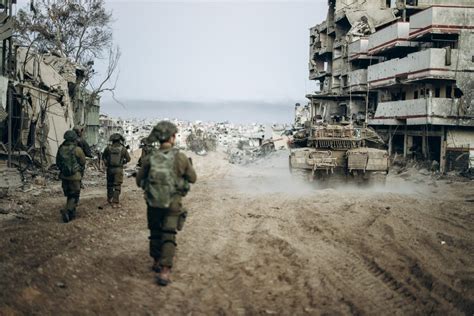 War On Gaza Hundreds Flee As Israel Army Pushes Into Khan Yunis