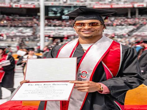 Chicago Bears Qb Justin Fields Earns College Degree As He Graduates