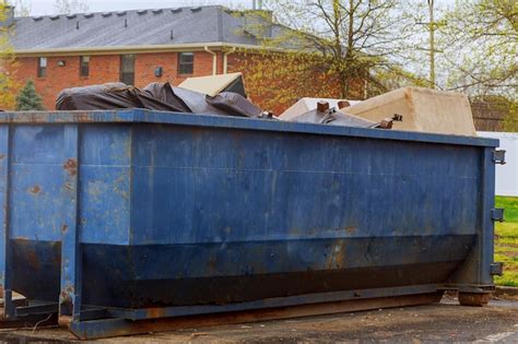 Los contenedores de basura que fluyen están llenos de basura Foto Premium