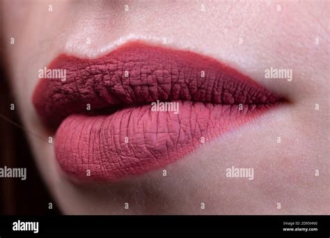 Mujer con lápiz labial rojo fotografías e imágenes de alta resolución