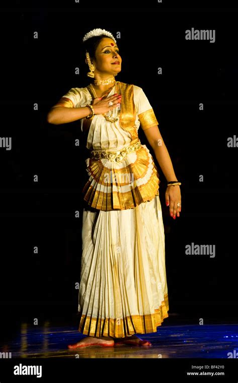 Kerala mohiniyattam hi-res stock photography and images - Alamy