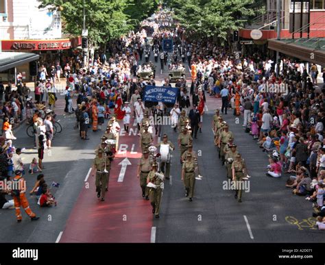 Anzac day parade hi-res stock photography and images - Alamy