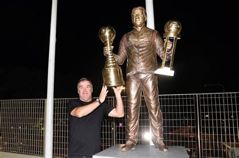 Pintado se emociona ao visitar estátua de Telê Santana Nunca vou