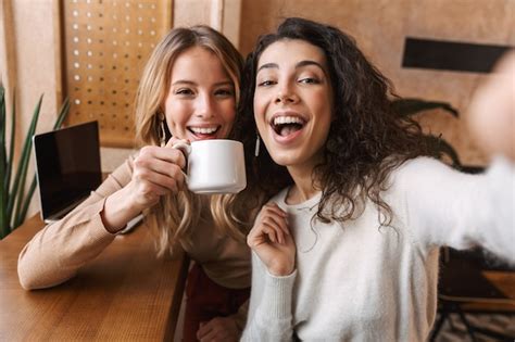 Emocionados Amigos Chicas Guapas Felices Sentados En El Caf Tomar Un