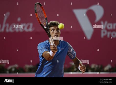 Pablo Carreno Busta de España devuelve el balón a Nicolas Jarry de