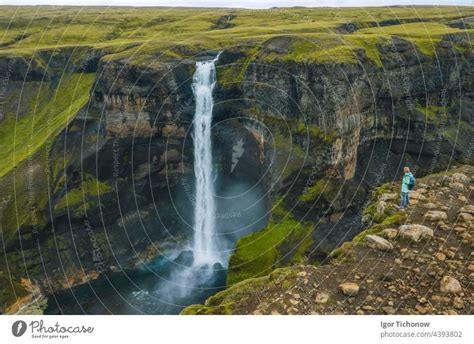 Frau Mit Rucksack Und Fliederfarbener Jacke Genie T Den Haifoss