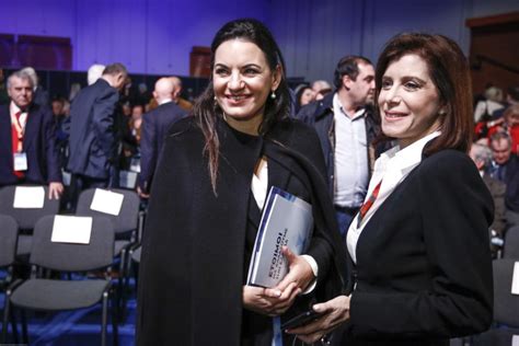 Όλγα Κεφαλογιάννη: "Σαγηνευτική" στο συνέδριο της ΝΔ