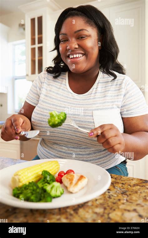 Mujer Con Sobrepeso Comer Comida Saludable En La Cocina Fotograf A De