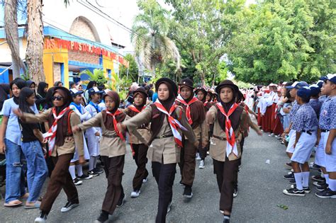 Gerak Jalan Tingkat Sd Dan Smp Meriahkan Hardiknas Di Parigi