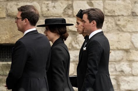 Eugenie E Beatrice Di York Ai Funerali Di Elisabetta II Fiocco E