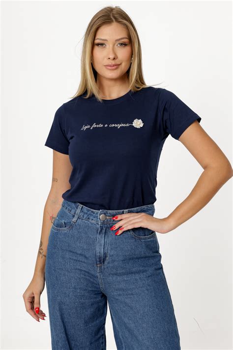 T Shirt Seja Forte E Corajosa Flor Aplicacao Cor Azul Marinho