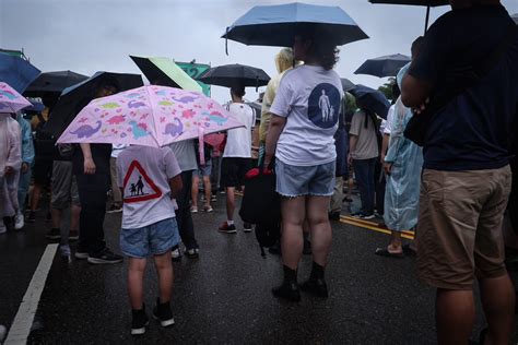 不畏雷雨滂沱！「還路於民」凱道大遊行 主辦單位宣布現場人數破萬 交通 太報 Taisounds