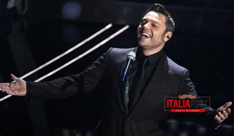 Tiziano Ferro Canta Almeno Tu Nell Universo A Sanremo Video