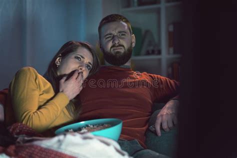 Jovem Casal Assistindo Filmes De Terror Em Casa Foto De Stock Imagem