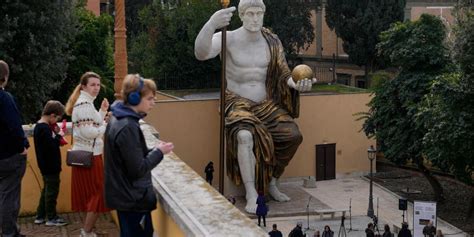 Riesige Nachbildung Von Konstantin Statue In Rom Vorgestellt