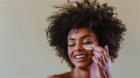 Skincare confira 5 dicas básicas de cuidados a pele negra Mundo