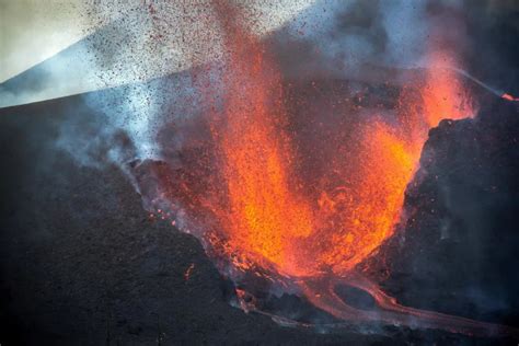 Foto Erupción nocturna Cráter de 500 metros ríos ardientes Las