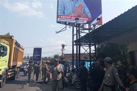 Melanggar Perda Satpol Pp Tertibkan Baliho Caleg Balipost