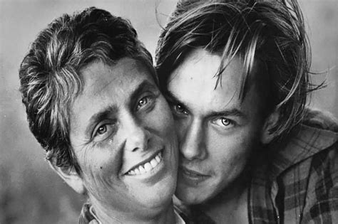 River Phoenix S Mom Sister Pay Tribute To Late Actor On His Birthday