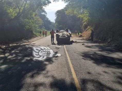 Aparatosa volcadura en la Tlapacoyan Martínez