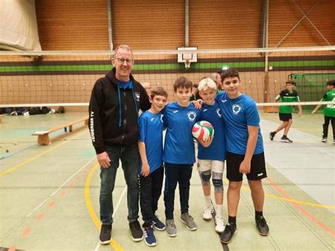 Erfolgreiche Teilnahme An Den Volleyball Und Badminton