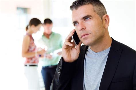 Homem Que Convida O Telefone No Fundo Borrado Foto Gr Tis