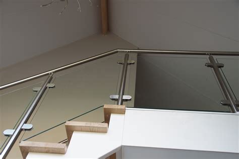 Rvs Trapleuning En Rvs Balustrade Met Glas Rond Maco Metaal