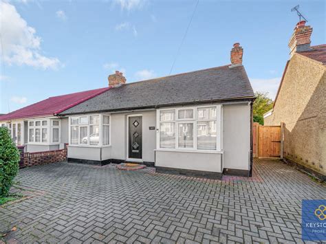 3 Bed Semi Detached Bungalow For Sale In Collier Row Lane Collier Row