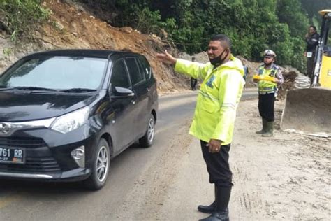 Longsor Lagi Jalur Medan Berastagi Macet Total RMOLSUMUT ID