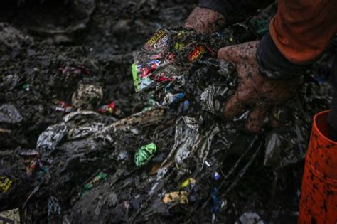 Foto Penampakan Lautan Sampah Di Pesisir Jakarta Yang Bikin Nyesek