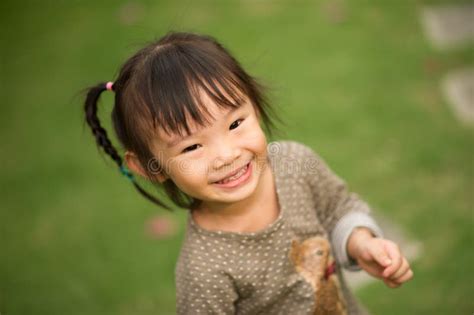 Fille Asiatique Chinoise An Dans Un Jardin Faisant Des Visages Photo