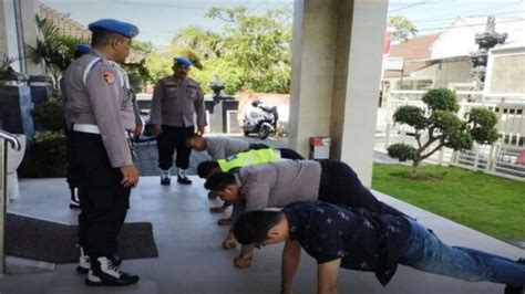 Polisi Dihukum Push Up Kali Gegara Minum Bir Saat Bertugas Dan