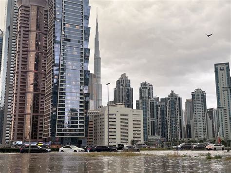 Foto Foto Dubai Terendam Banjir Akibat Hujan Lebat Mobil Mewah Tergenang