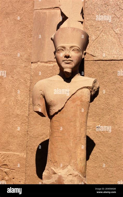 Estatua de Ramsés II en el Templo de Karnak en Luxor Egipto Fotografía