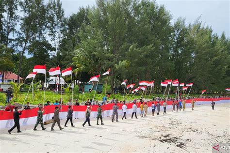 Papua Barat Kibarkan Bendera Merah Putih Sepanjang Meter Di Pulau