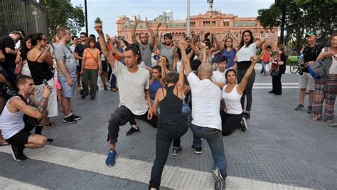 Una Performance Bailada Para Recordar La Crisis De 2001 Y Los