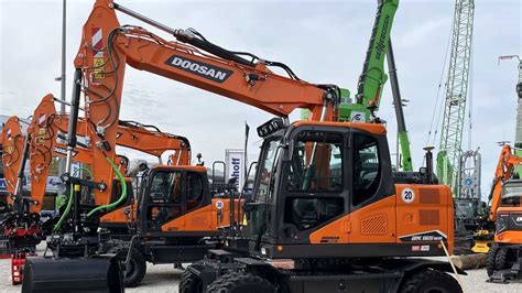 Hyundai Doosan Infracore stellt neue Marke Develon für Baumaschinen vor