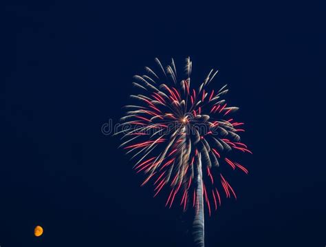 Fuegos Artificiales Rojos Y Verdes En El Cielo Imagen De Archivo