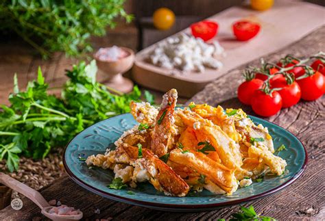 Пържени картофи с яйца и сирене от MateKitchen