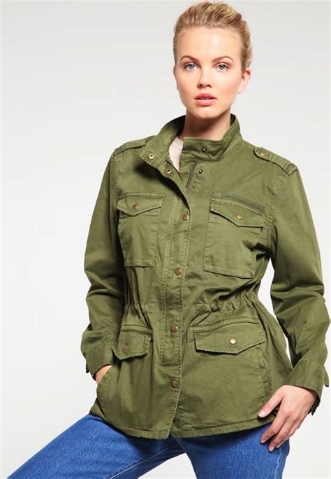 Veste Militaire Kaki Comment La Porter De Manière Féminine