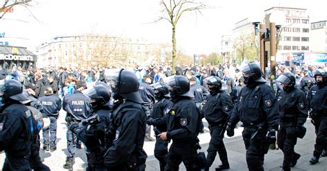 Polizeieinsätze bei Fußballspielen Wer zahlt Staat oder Liga