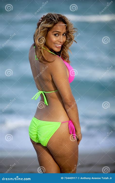 Mujer Bonita En Bikini Colorido Atractivo Imagen De Archivo Imagen De