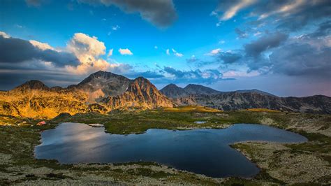 Tapety Příroda krajina hory jezero skály mraky nebe tráva