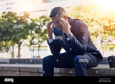 Dolor De Cabeza Hombre Urbano Y De Negocios En Una Pausa Para El Caf