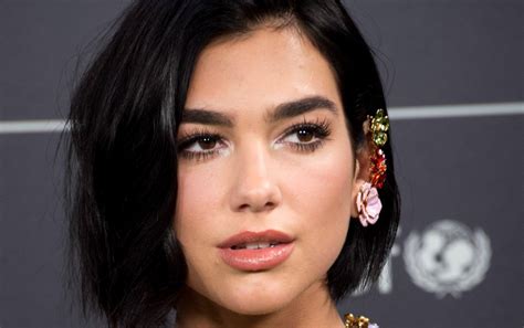 Dua Lipa Enamora Con Sensuales Botas Hasta El Muslo En Color Rosa Barbie